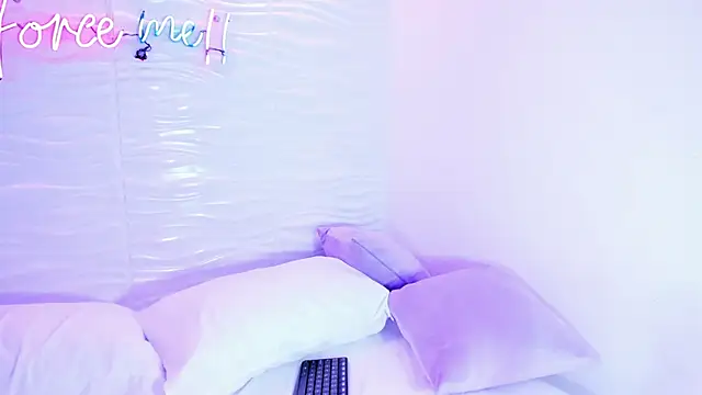 Snapshot of AvyMilton chatting on 01.27.25 AvyMilton online show from 01.27.25