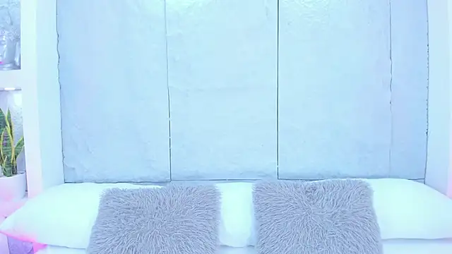 Snapshot of AvyMilton chatting on 09.26.25 AvyMilton online show from 09.26.25