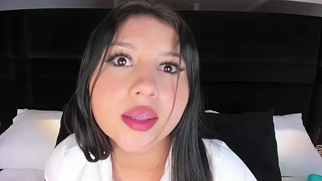 Snapshot of AvyMilton chatting on 10.01.25 AvyMilton online show from 10.01.25