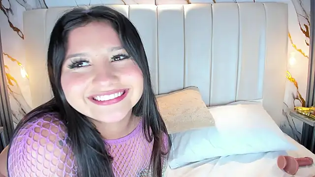 Snapshot of AvyMilton chatting on 10.14.25 AvyMilton online show from 10.14.25