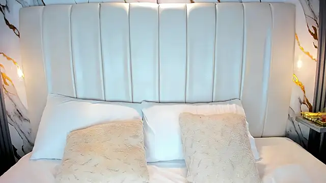 Snapshot of AvyMilton chatting on 10.16.25 AvyMilton online show from 10.16.25