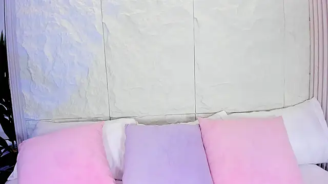 Snapshot of AvyMilton chatting on 11.29.25 AvyMilton online show from 11.29.25