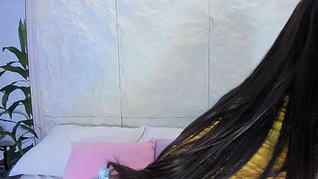 Snapshot of AvyMilton chatting on 12.01.25 AvyMilton online show from 12.01.25