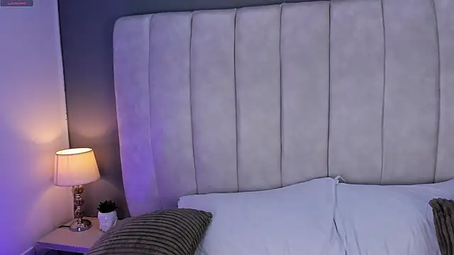 Snapshot of AvyMilton chatting on 12.14.25 AvyMilton online show from 12.14.25