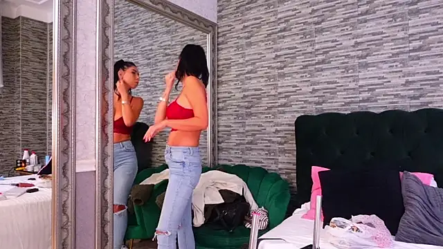 SarraRose online show from 10.04.25