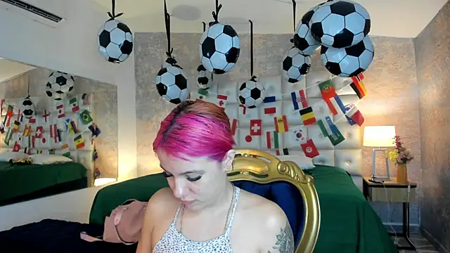 Snapshot of MelaniieRoux chatting on 06.15.26 MelaniieRoux online show from 06.15.26