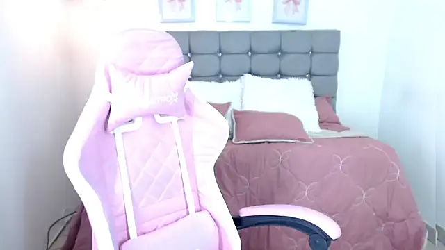 Snapshot of sarah_moon2 chatting on 10.30.25 sarah moon2 online show from 10.30.25