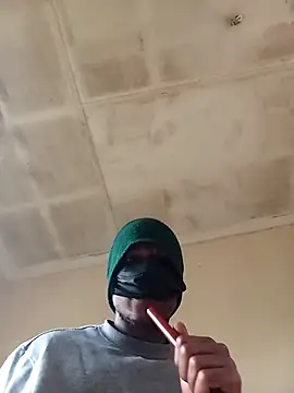 Snapshot of izinjamfee2 chatting on 09.29.25 izinjamfee2 online show from 09.29.25