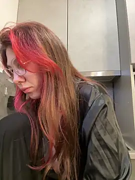 Snapshot of ChloesTem chatting on 11.18.25 ChloesTem online show from 11.18.25