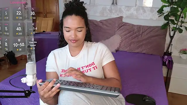 Snapshot of MilaTeenX chatting on 11.20.25 MilaTeenX online show from 11.20.25