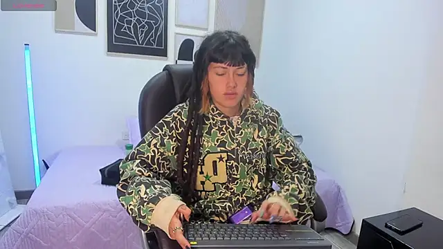 Snapshot of _sharlotte777 chatting on 11.22.25 sharlotte777 online show from 11.22.25