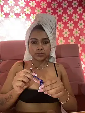 Snapshot of Miaa_coopeer chatting on 01.04.25 Miaa coopeer online show from 01.04.25