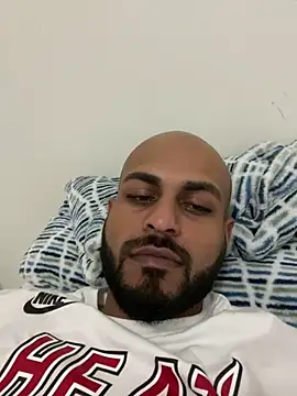 Snapshot of islandvybee55 chatting on 01.18.25 islandvybee55 online show from 01.18.25