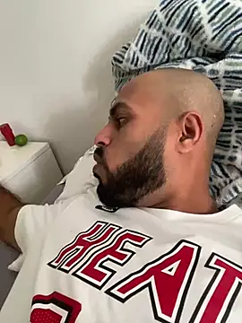 Snapshot of islandvybee55 chatting on 01.18.25 islandvybee55 online show from 01.18.25