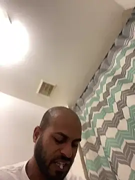 Snapshot of islandvybee55 chatting on 02.26.25 islandvybee55 online show from 02.26.25