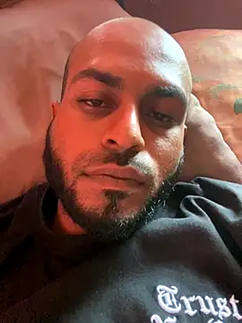 Snapshot of islandvybee55 chatting on 10.30.25 islandvybee55 online show from 10.30.25