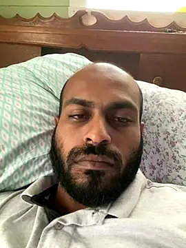 Snapshot of islandvybee55 chatting on 11.18.25 islandvybee55 online show from 11.18.25