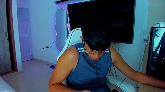 Snapshot of kittyandrick chatting on 11.08.25 kittyandrick online show from 11.08.25