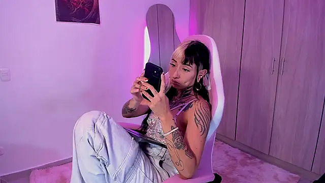 Snapshot of HollyHudsonn chatting on 03.14.25 HollyHudsonn online show from 03.14.25