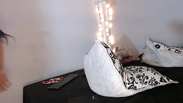 Snapshot of Kimandyuk chatting on 12.17.24 Kimandyuk online show from 12.17.24