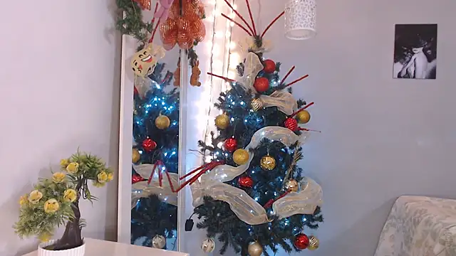 Snapshot of Kimandyuk chatting on 12.27.24 Kimandyuk online show from 12.27.24