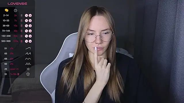 Snapshot of littlevildevil chatting on 12.17.25 littlevildevil online show from 12.17.25