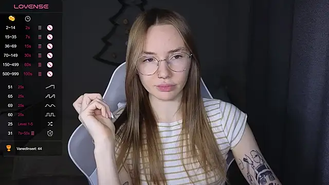 Snapshot of littlevildevil chatting on 12.21.25 littlevildevil online show from 12.21.25