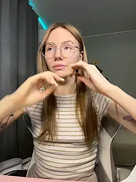 Snapshot of littlevildevil chatting on 02.02.26 littlevildevil online show from 02.02.26