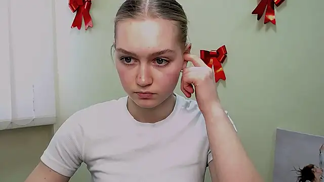 Snapshot of MademoiselleCl chatting on 02.25.25 MademoiselleCl online show from 02.25.25