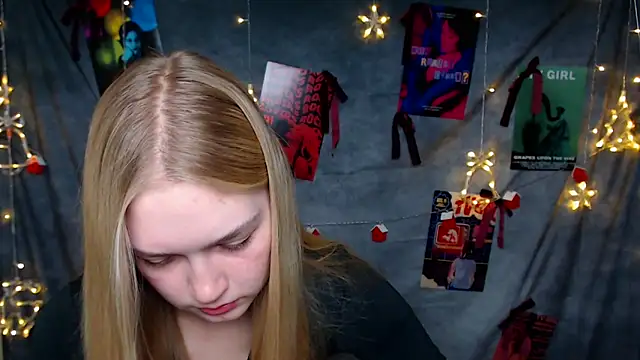 Snapshot of MademoiselleCl chatting on 12.13.25 MademoiselleCl online show from 12.13.25