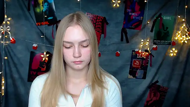 Snapshot of MademoiselleCl chatting on 12.15.25 MademoiselleCl online show from 12.15.25