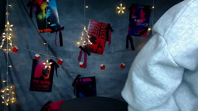 Snapshot of MademoiselleCl chatting on 12.16.25 MademoiselleCl online show from 12.16.25