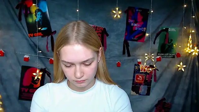 Snapshot of MademoiselleCl chatting on 12.17.25 MademoiselleCl online show from 12.17.25