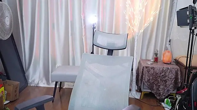 Snapshot of nono_babyy chatting on 12.19.25 nono babyy online show from 12.19.25