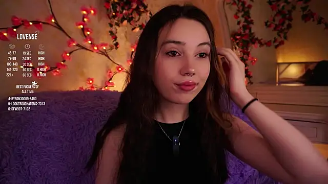 Snapshot of GillianDowdey chatting on 12.04.25 GillianDowdey online show from 12.04.25