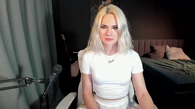 Snapshot of Milena_marshmalows chatting on 02.23.25 Milena marshmalows online show from 02.23.25