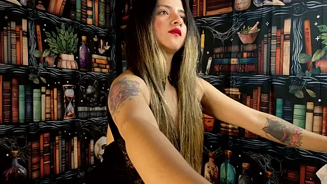 Snapshot of julietta___jackson chatting on 11.21.25 julietta jackson online show from 11.21.25