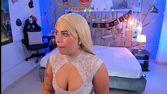 Snapshot of AlessiaDouce chatting on 10.24.25 AlessiaDouce online show from 10.24.25