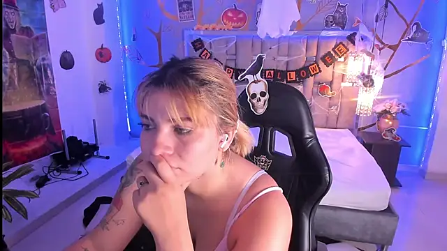 Snapshot of AlessiaDouce chatting on 10.29.25 AlessiaDouce online show from 10.29.25