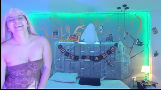 Snapshot of AlessiaDouce chatting on 10.31.25 AlessiaDouce online show from 10.31.25