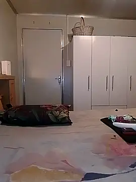 Hornyparratjie online show from 12.28.24