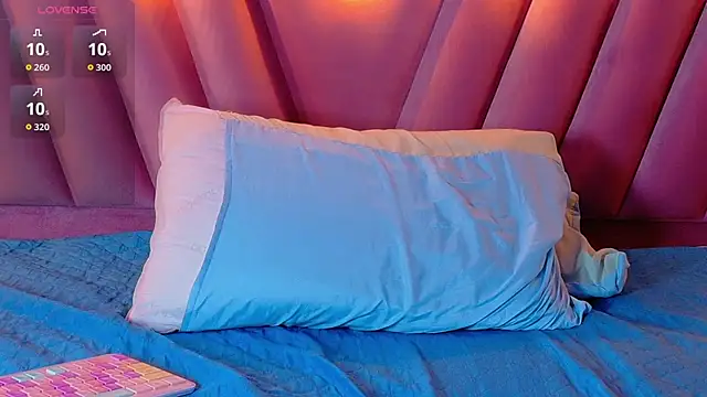 Snapshot of littleebonymommy chatting on 10.24.25 littleebonymommy online show from 10.24.25