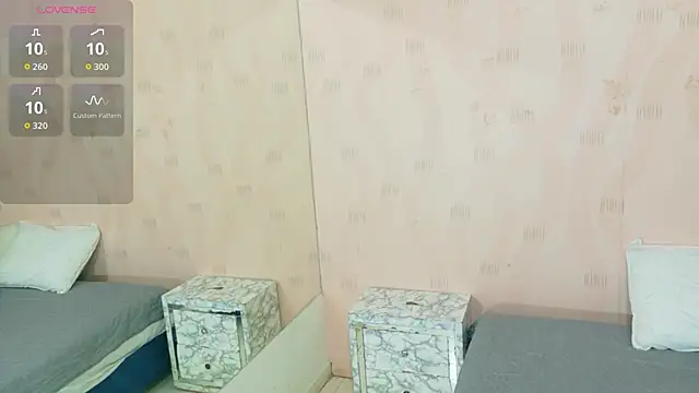 Snapshot of littleebonymommy chatting on 11.04.25 littleebonymommy online show from 11.04.25