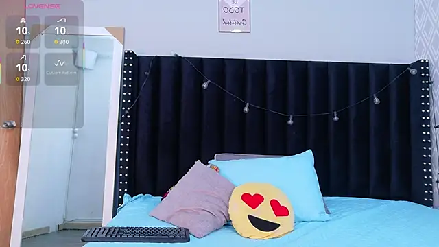 Snapshot of littleebonymommy chatting on 11.08.25 littleebonymommy online show from 11.08.25