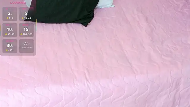 Snapshot of littleebonymommy chatting on 11.13.25 littleebonymommy online show from 11.13.25