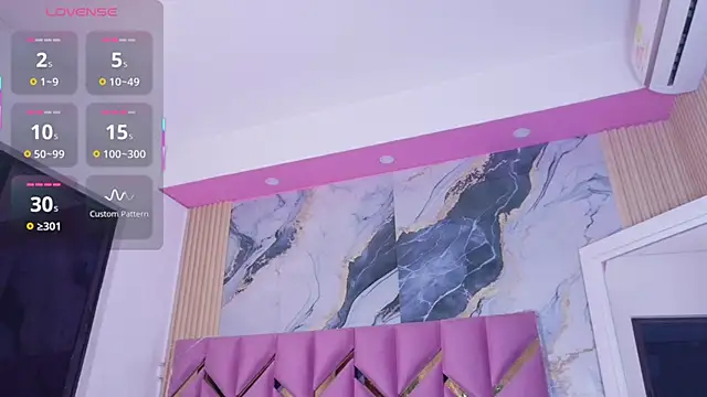 Snapshot of littleebonymommy chatting on 11.19.25 littleebonymommy online show from 11.19.25