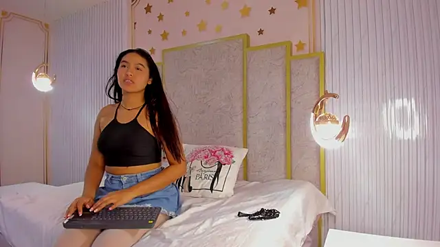 Snapshot of cute_mia23 chatting on 12.01.24 cute mia23 online show from 12.01.24