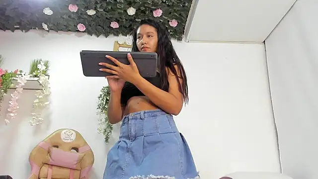 Snapshot of cute_mia23 chatting on 12.03.24 cute mia23 online show from 12.03.24