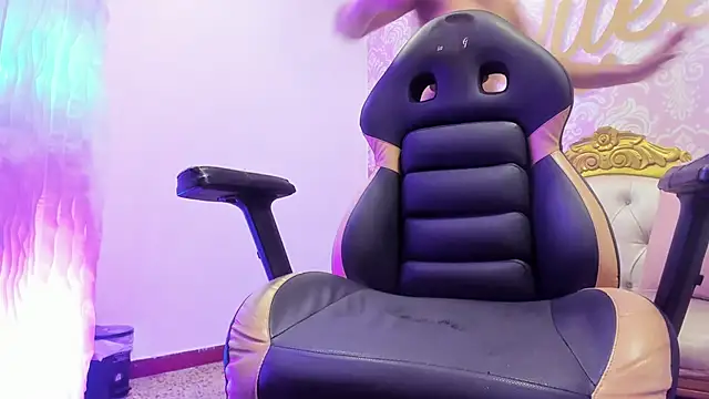 Snapshot of cute_mia23 chatting on 02.15.25 cute mia23 online show from 02.15.25