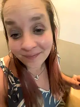 Snapshot of Popinasq chatting on 11.08.25 Popinasq online show from 11.08.25